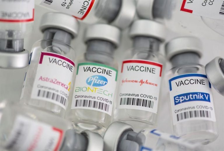 Raport INSP – Un sfert din persoanele depistate cu COVID în luna septembrie erau vaccinate. Doar 0,5% dintre ele au murit