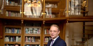 Luca Niculescu depune astăzi lista Guvernului în Parlament. PSD controlează 11 din cele 17 ministere