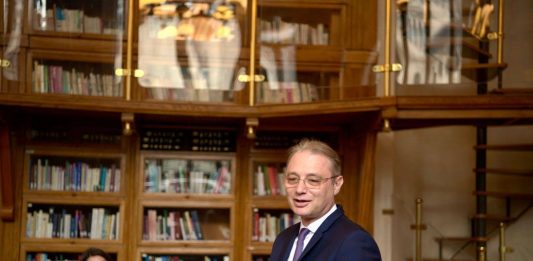 Luca Niculescu depune astăzi lista Guvernului în Parlament. PSD controlează 11 din cele 17 ministere